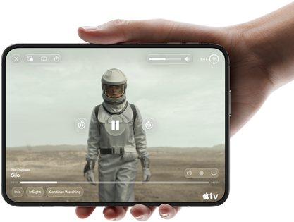 iPhone Duo, държан с една ръка, отворен в хоризонтална ориентация, напълно разгънат, вътрешният екран показва Apple TV сериала „Silo“