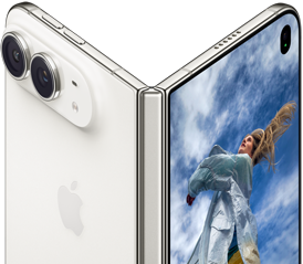 iPhone Duo, полуотворен като книга с шарнирен механизъм в центъра, външен заден панел вляво с лого на Apple и двойна камера, външен дисплей вдясно, показващ портретна снимка на човек с руса коса