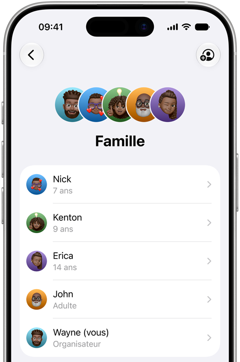 iPhone affichant l’interface Famille avec plusieurs comptes de membres de la famille, enfants ou adultes.