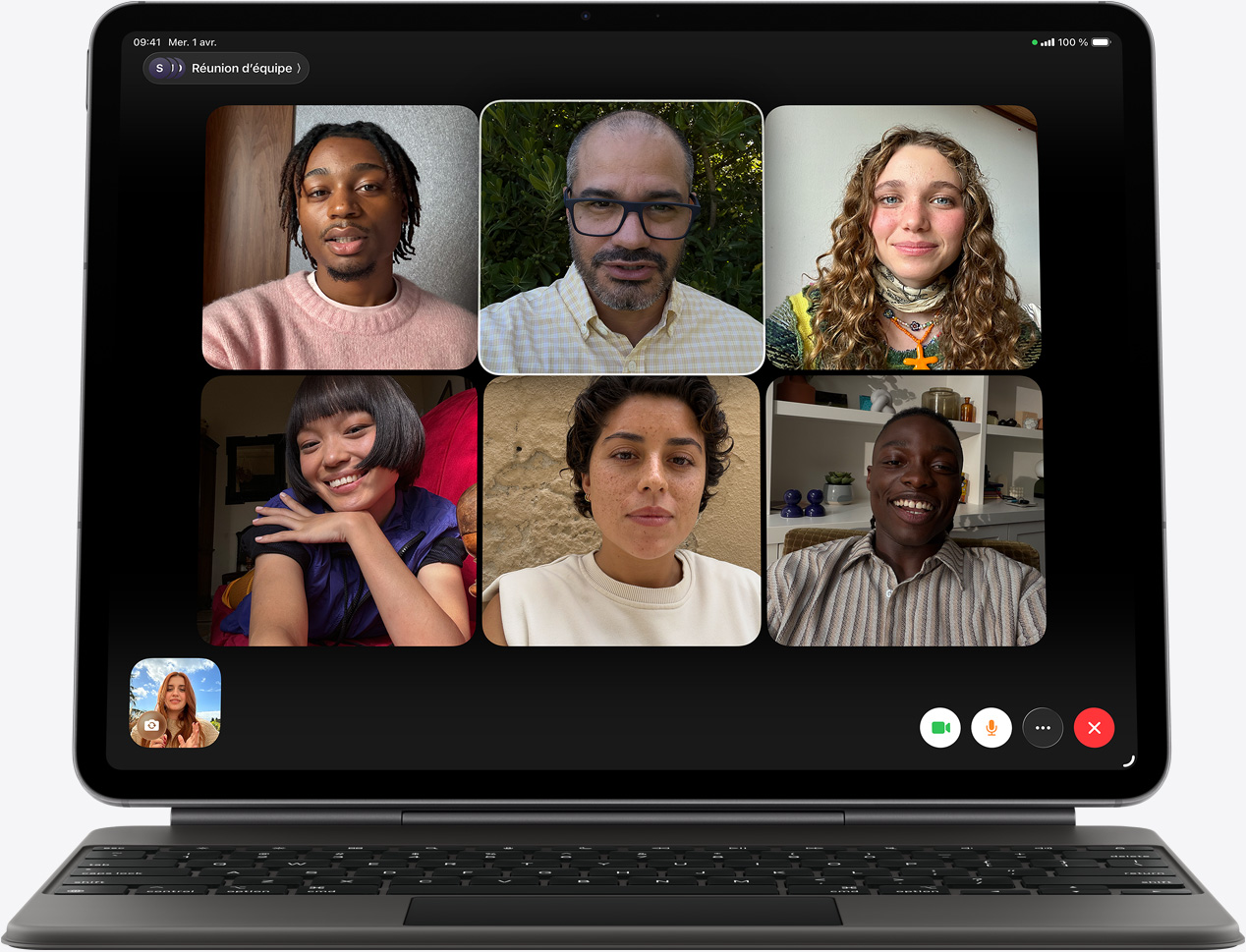 iPad Air, vue avant, Magic Keyboard, noir, appel FaceTime à l’écran, plusieurs personnes visibles
