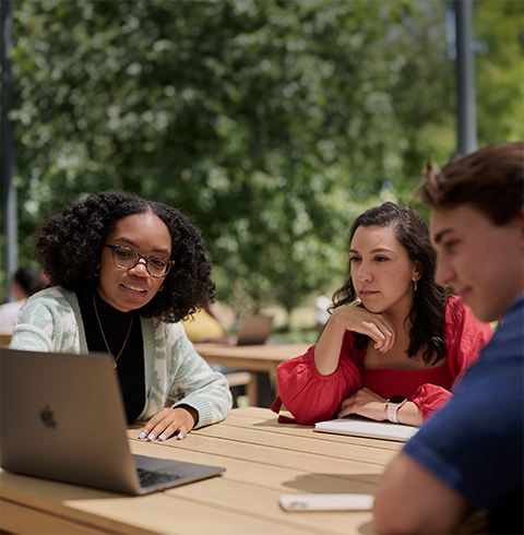 مجموعة صغيرة من متدربي Apple يعملون معاً في مطعم Caffè Macs.
