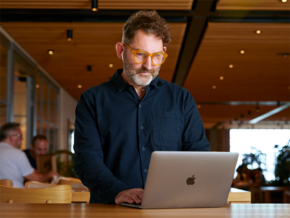 カフェマックスでMacBookを使っているAppleのチームメンバー。
