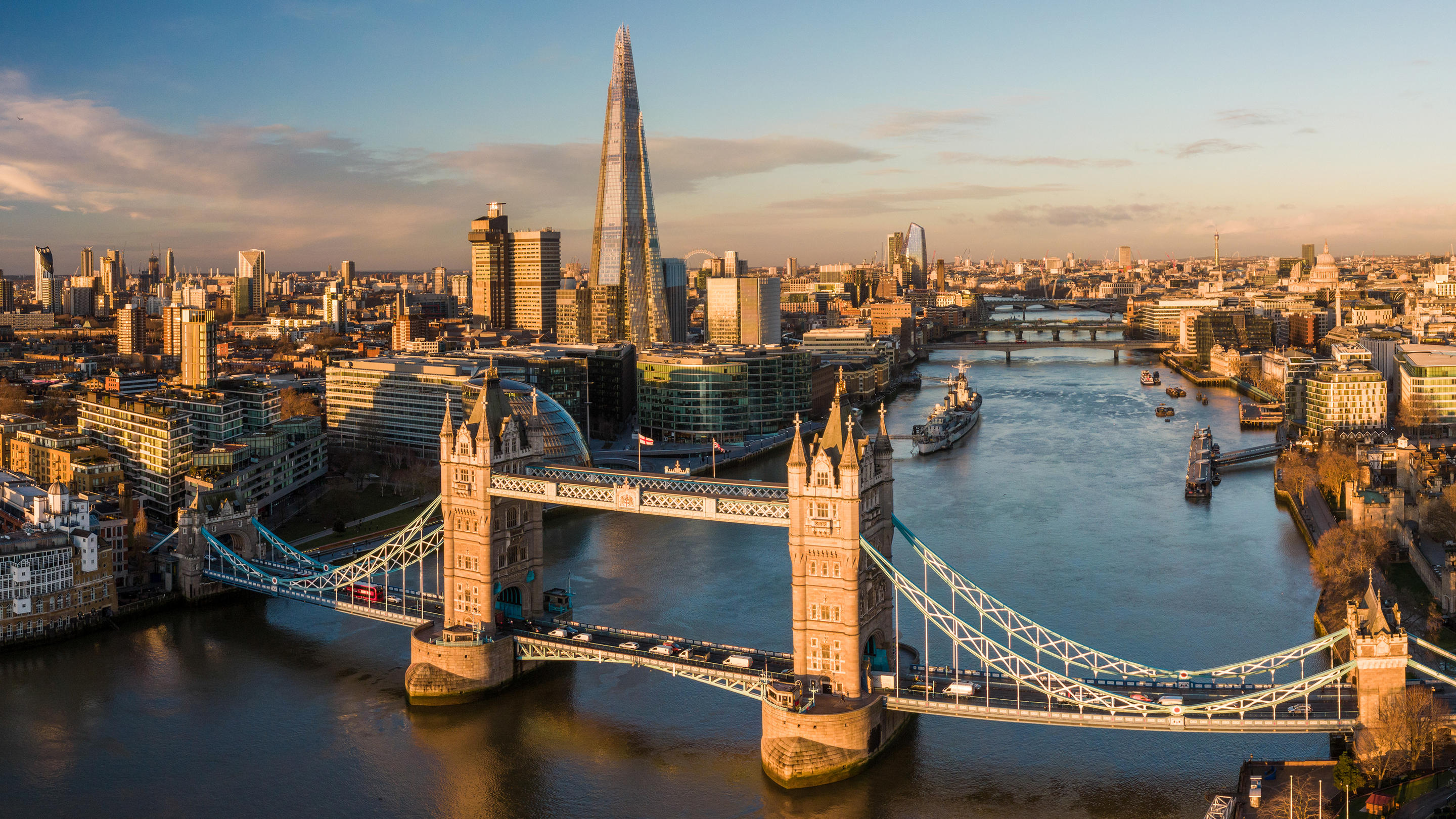 ロンドンを上空から撮影した写真。テムズ川が写っており、手前にはタワーブリッジが見えている。