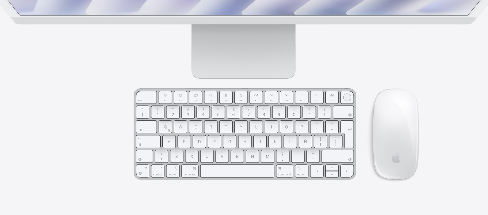 Vista panorámica de un iMac color plata con mouse y teclado a juego