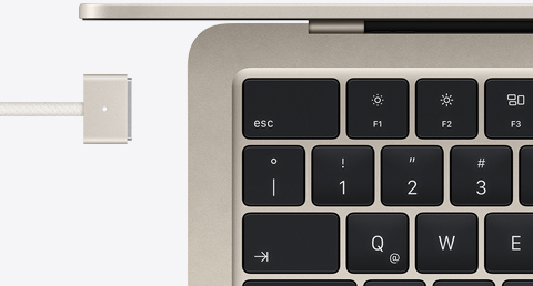 MacBook Air blanco estelar con cable de carga MagSafe del mismo color