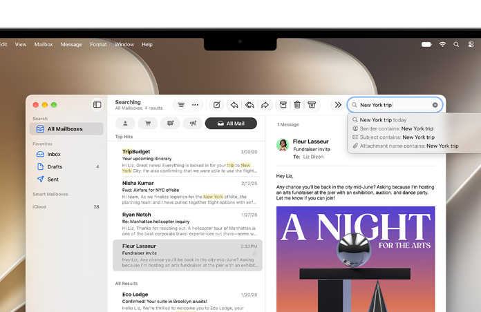 Aplikace Mail otevřená na obrazovce MacBooku, zobrazené jsou e-maily ohledně výletu do New Yorku, slova New, York a trip jsou všude zvýrazněná žlutě