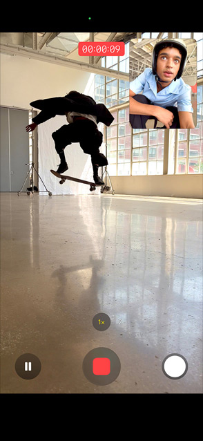 iPhone Air, Vorderseite, das Feature Videos mit doppelter Aufnahme wird von einer Person verwendet, die gleichzeitig mit Front- und Rückkamera filmt