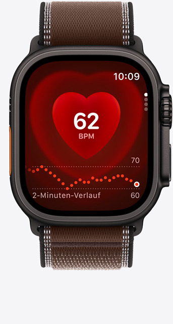 Apple Watch Ultra 4, das Display zeigt die Herzfrequenz App, aktuelle Schläge pro Minute, Titangehäuse, Farbe Schwarz, verbunden mit Trail Loop Armband in Dunkelumbra (braun)