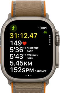 Apple Watch Ultra 4, titaanist korpus, naturaalne toon, täiustatud õuejooksu treeningu näitajad, parema külje vaade, Digital Crown, kõrgem külgnupp, Trail Loopi rihm, liivakarva