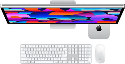 Mac mini paigutatud Studio Display alla, numbriklahvistikuga Magic Keyboard, Magic Mouse
