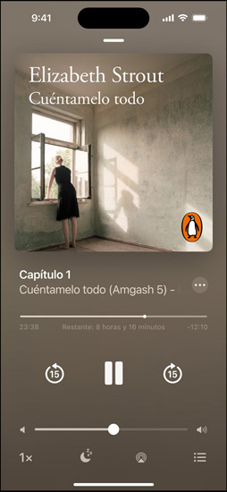 La pantalla de un iPhone muestra un audiolibro. Debajo de la portada hay varios controles: un botón de reproducción, un regulador de volumen y botones de salto adelante y retroceso.