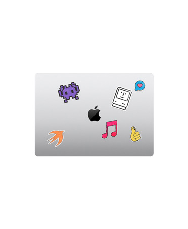 MacBook Air, vue du dessus, fermé, finition argent, autocollants multicolores autour du logo Apple