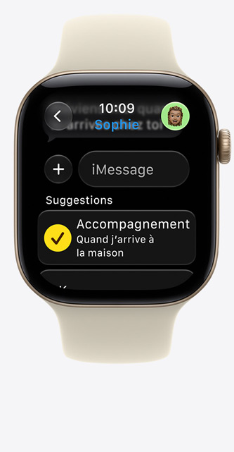 Apple Watch Series 12, écran affichant une suggestion d’Accompagnement dans iMessage, boîtier en aluminium, finition or clair, associée à un Bracelet Sport, couleur sable (beige pâle)