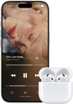 iPhone δίπλα σε AirPods σε θήκη φόρτισης, η θήκη είναι ανοιχτή