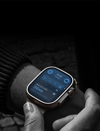 Ένα άτομο φοράει το Apple Watch Ultra 4 στον καρπό του, με τις Ζωτικές Ενδείξεις κατά τη διάρκεια της ημέρας ελαφρώς εκτός τυπικού εύρους