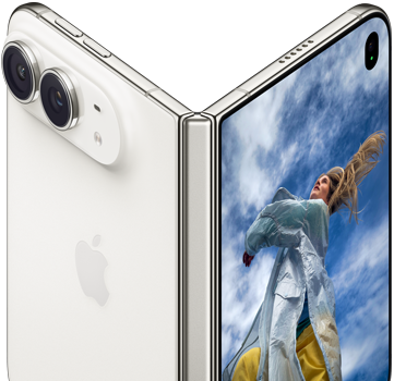 iPhone Duo, μερικώς ανοιχτό σαν βιβλίο με μηχανισμό στηρίγματος στο κέντρο, το εξωτερικό πίσω πλαίσιο στα αριστερά έχει το λογότυπο της Apple και διπλή κάμερα, η εξωτερική οθόνη στα δεξιά δείχνει ένα πορτρέτο ενός ατόμου με ξανθά μαλλιά