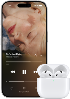 iPhone pokraj slušalica AirPods u kutijici za punjenje, kutijica je otvorena