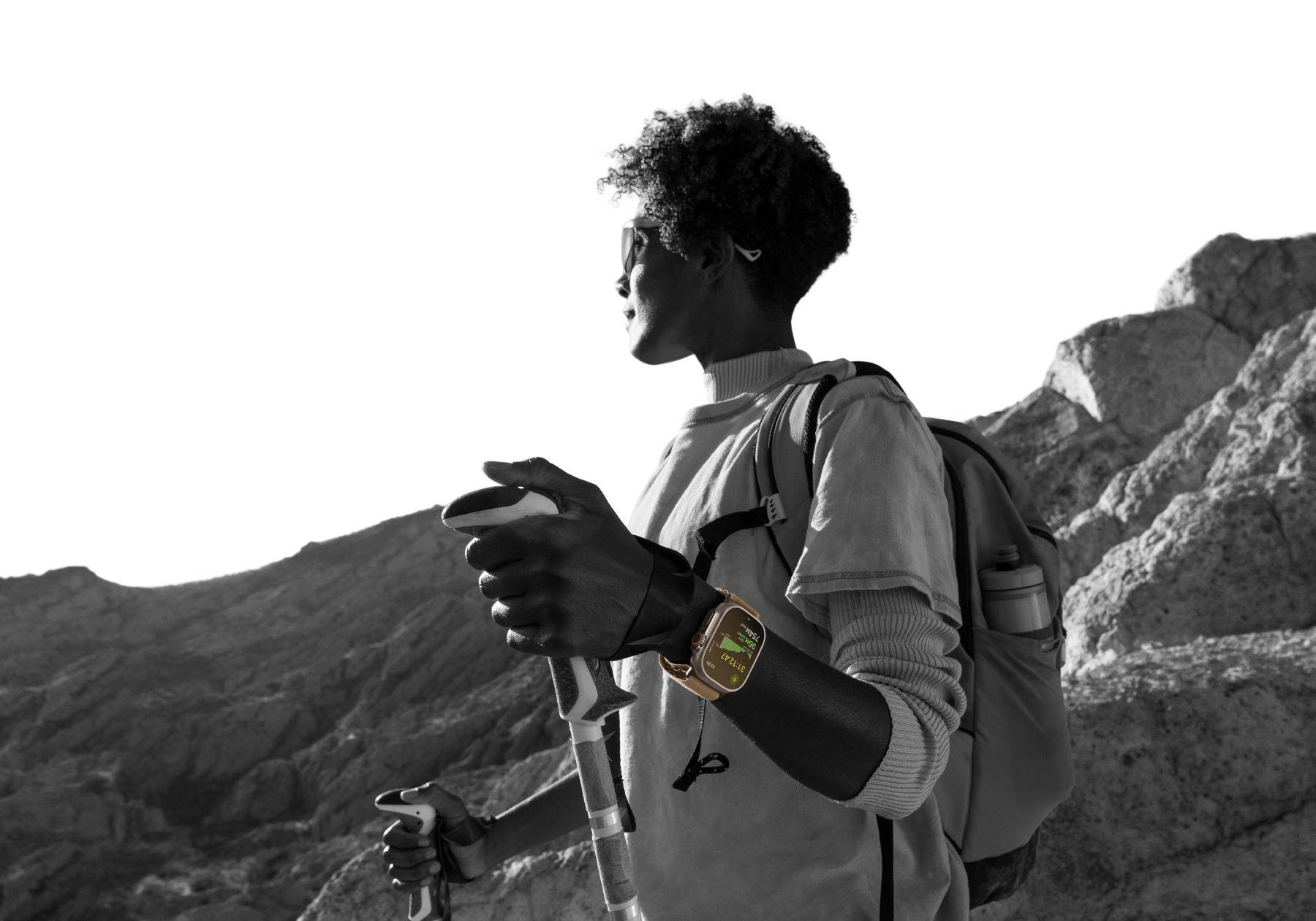 Apple Watch Ultra 4-et viselő kiránduló a sivatagban, a kijelzőn a szintadatok