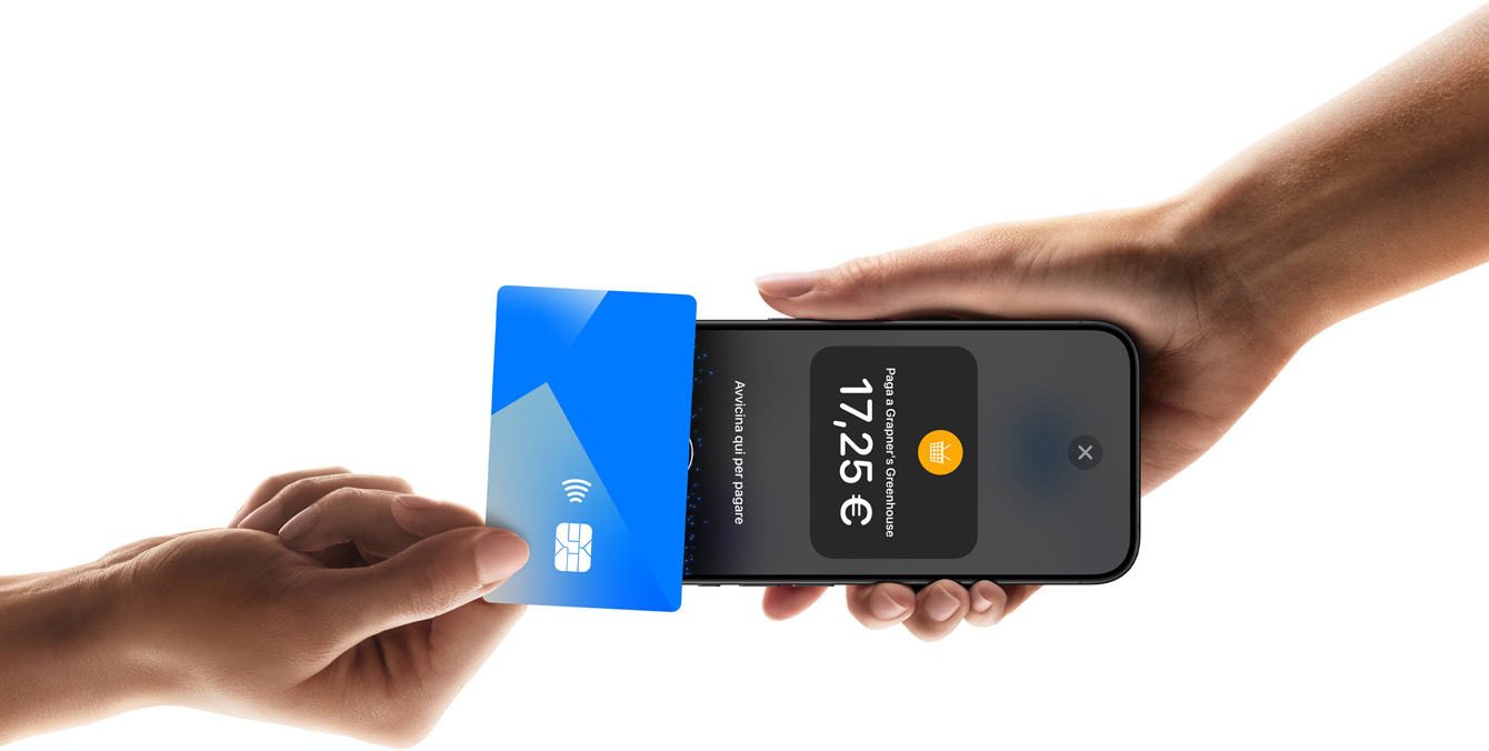 Una mano che avvicina una carta di credito a un iPhone tenuto da un’altra persona. Lo schermo dell’iPhone mostra i dettagli della transazione.