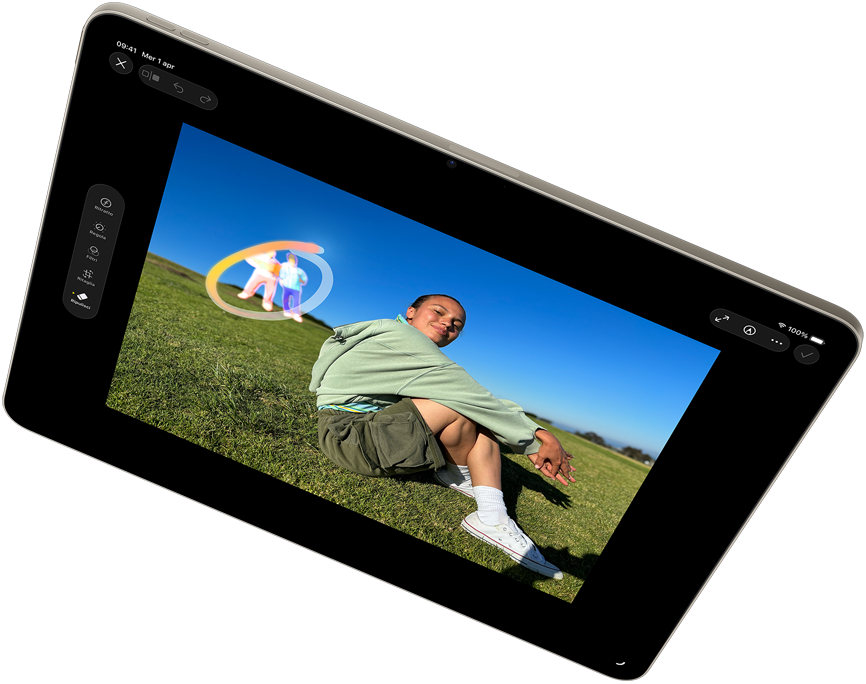 Un iPad Air in orizzontale che mostra lo strumento Ripulisci di Apple Intelligence nell’app Foto
