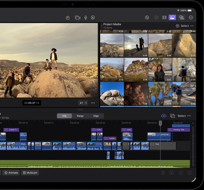 Un iPad Pro nero siderale in orizzontale visto di fronte, il display mostra l’interfaccia di Final Cut Pro con un progetto aperto di un'avventura nel deserto, la foto di quattro persone in un paesaggio desertico con molteplici clip video e la timeline
