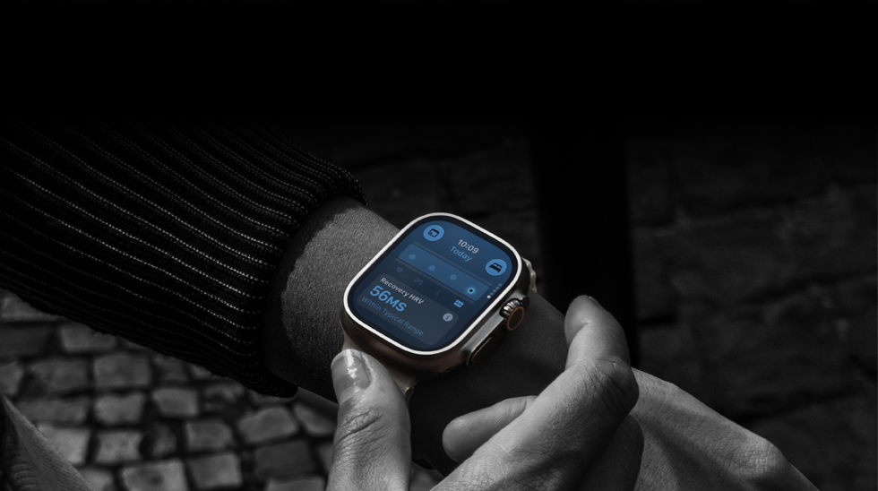 Asmuo ant riešo segi „Apple Watch Ultra 4“, dienos rodikliai šiek tiek nukrypę