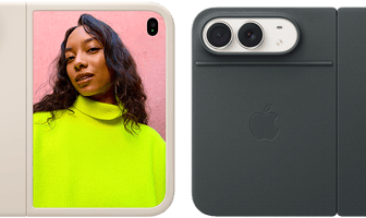 „iPhone Duo“, žvaigždžių baltos spalvos modelis smėlio spalvos silikoniniame dėkle, horizontalioje padėtyje, visiškai atidarytas horizontaliai, „Dual Fusion“ kameros viršutiniame kairiajame kampe, dėklas gaubia galinę išorinę pusę ir priekinio ekrano išorinį kraštą, dešinėje pusėje išoriniame ekrane matomas žmogaus portretas. „iPhone Duo“, žvaigždžių baltos spalvos, visiškai atidarytas horizontaliai, tamsiai mėlynas „Folio“ dėklas su atraminiu stovu, visiškai atidarytas horizontaliai, galinė pusė su 48 MP „Dual Fusion“ galinėmis kameromis, du objektyvai