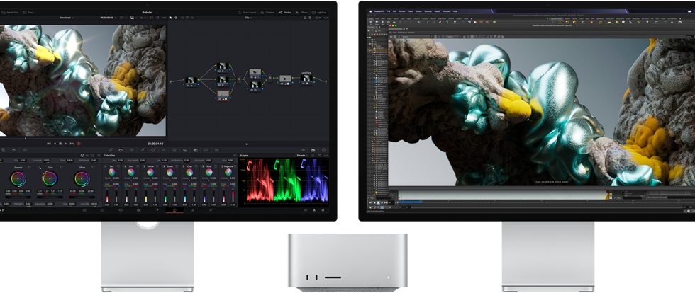 Studio Display monitors un Studio Display XDR monitors, katrs savā Mac Studio sānā, monitoros redzams mākslinieka darbs, 3D modelēšanas programmatūra un rīki