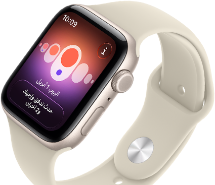 ساعة Apple Watch SE 3، إطار ألومنيوم، لون ضوء النجوم، تتبّع الدورة مع أعراض حيض مختلفة، الجهة الخارجية اليمنى، التاج الرقمي، زر جانبي، حزام رياضي، لون رملي