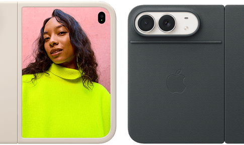جهاز iPhone Duo، لون أبيض النجوم في حافظة من السيليكون بلون رملي، الوضع الأفقي، مفتوح بالكامل أفقياً، كاميرا Fusion المزدوجة في أعلى اليسار، تغطي الحافظة الجهة الخارجية الخلفية والحافة الخارجية للشاشة الأمامية، تعرض الشاشة الخارجية في الجهة اليمنى صورة بورتريه لشخص. جهاز iPhone Duo، لون أبيض النجوم في محفظة بلون كحلي، الجهة الخارجية الخلفية تعرض الكاميرا المزدوجة Fusion 48MP الخلفية، عدستان