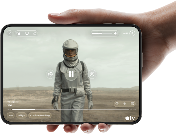 جهاز iPhone Duo، تحمله يد واحدة، مفتوح في الوضع الأفقي، مفتوح بالكامل، الشاشة الداخلية تعرض مسلسل 