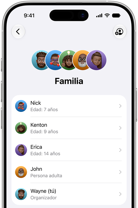 Un iPhone muestra la interfaz de Familia con cuentas de varios familiares, desde niños hasta adultos.