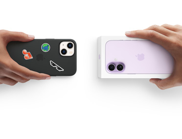 Dos manos intercambian un iPhone 13 con funda de silicón y stickers en la parte posterior por un nuevo iPhone 17 en su caja.
