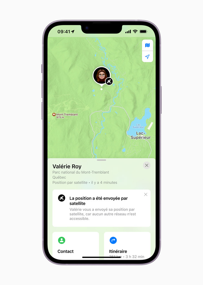 L’écran de l’app Localiser indique la position par satellite de la personne.