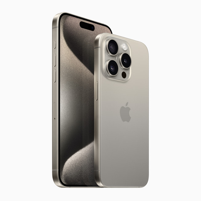 Modely iPhone 15 Pro v barvě přírodní titan.