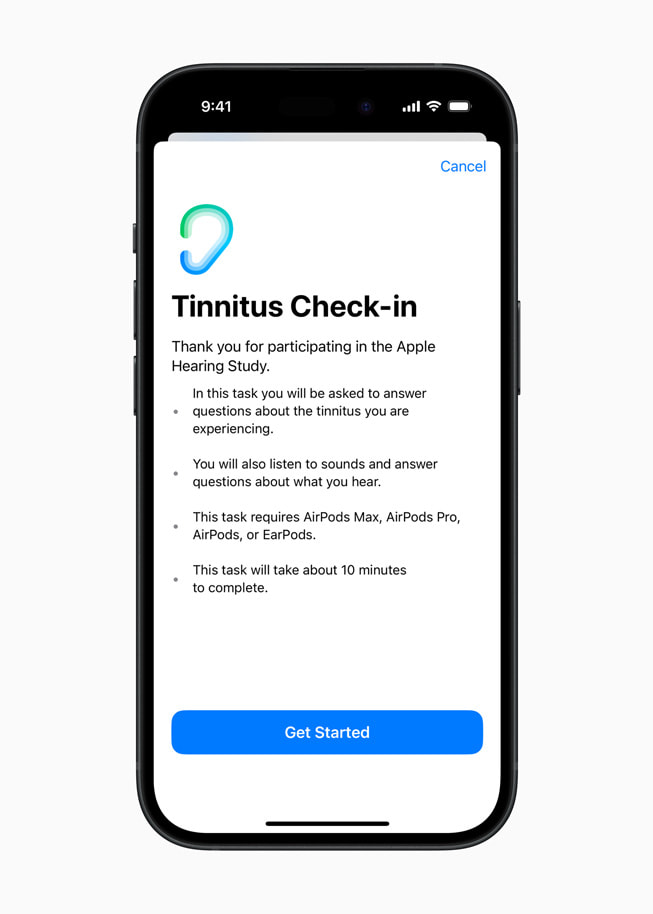 Un iPhone 15 Pro muestra una pantalla del Estudio de Apple sobre la audición que dice: "Registro de tinnitus", seguido de instrucciones.