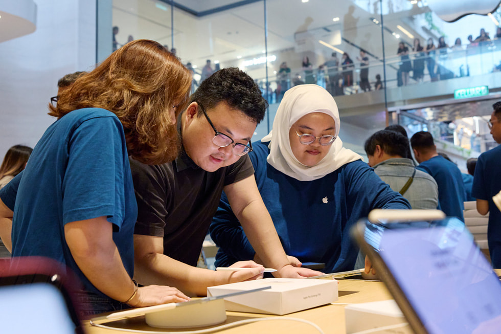 Apple The Exchange TRX team members with a customer using Apple Pencil and iPad.