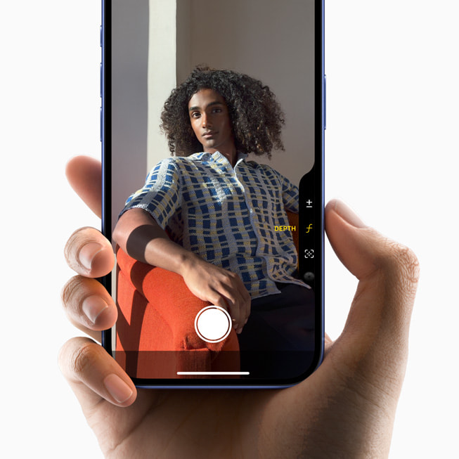 Demonstracja działania panelu Sterowanie aparatem w iPhonie 16 podczas wykonywania zdjęcia. 