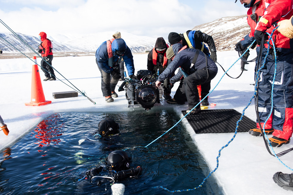 「Adventure」の「Ice Dive」エピソードのメイキングを撮影した、氷上のカメラとクルーの舞台裏の写真。