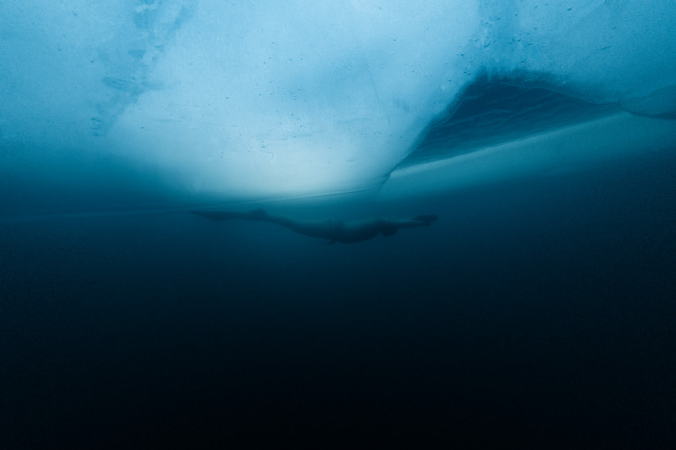 「Adventure」の「Ice Dive」のエピソードで水中にいるダイバー。
