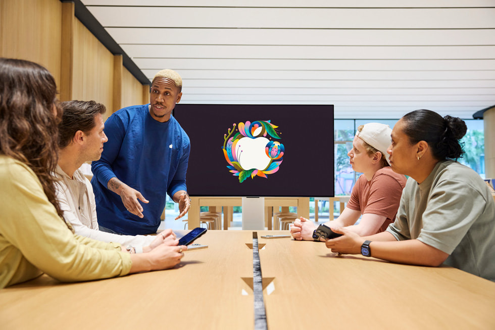 A team member leading a Today at Apple session at Apple Miami Worldcenter. 