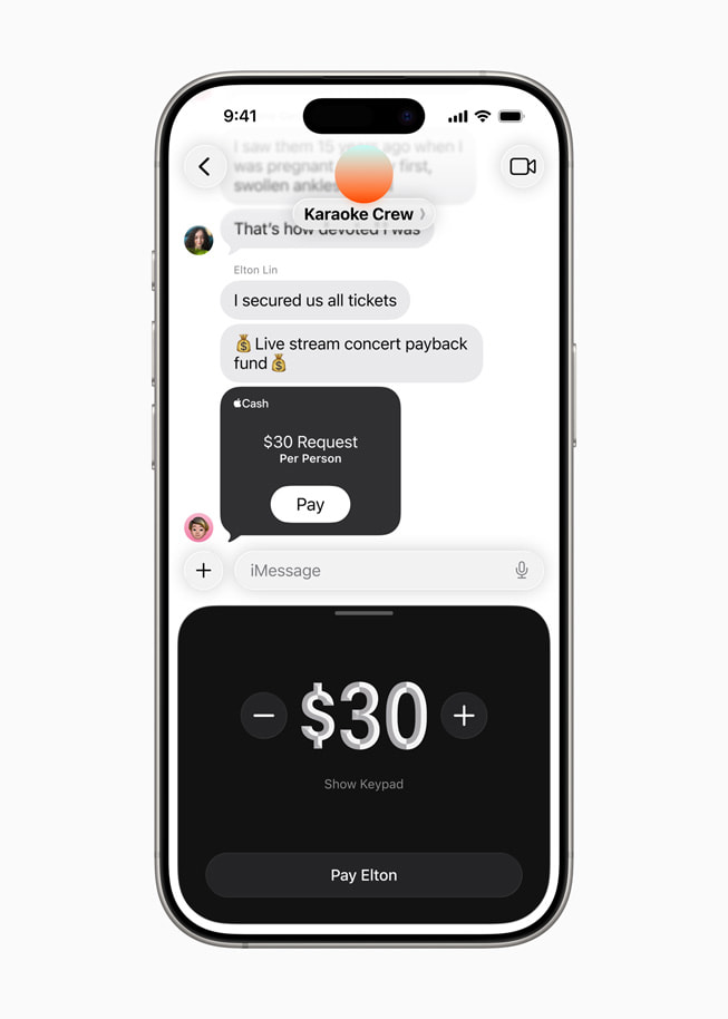 Ukázka žádosti o zaslání peněz pomocí Apple Cash ve skupinové konverzaci v aplikaci Zprávy na iPhonu 16 Pro