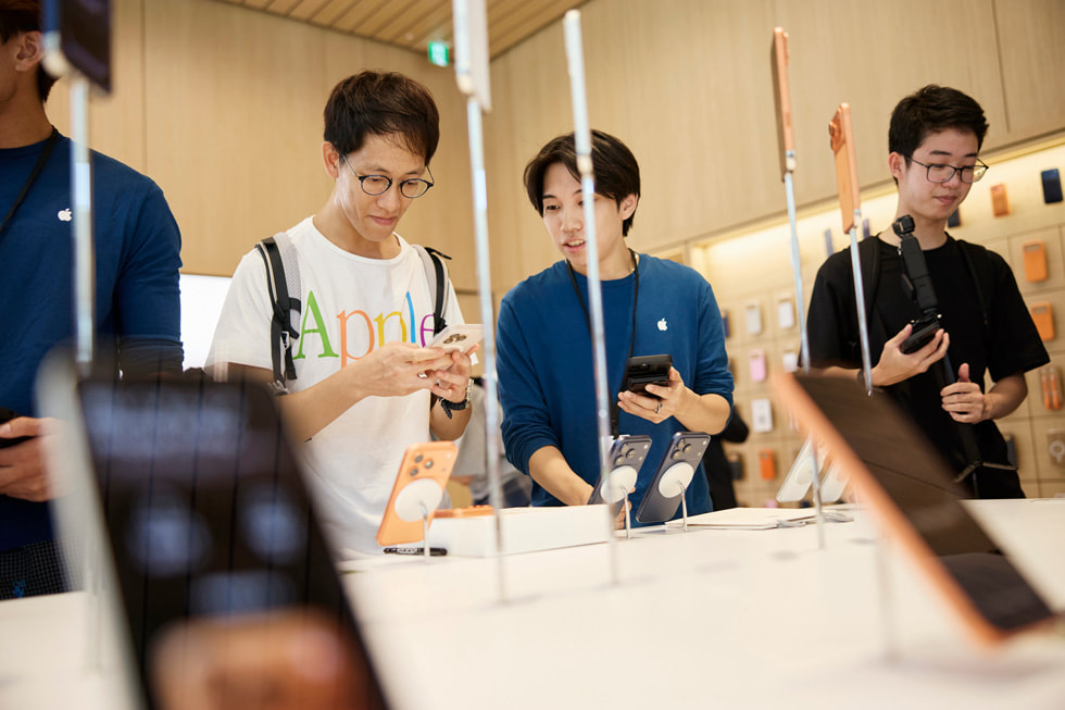 A team member is shown with a customer who’s holding iPhone 17 Pro in silver at Apple Ginza.