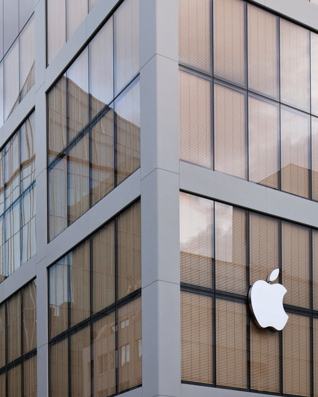An exterior view of Apple Ginza shows the building’s glass façade. 