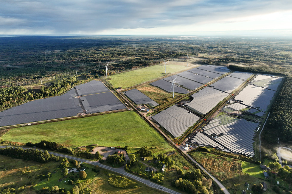 Luftaufnahme einer von Apple finanzierten Anlage für erneuerbare Energien in Lettland.