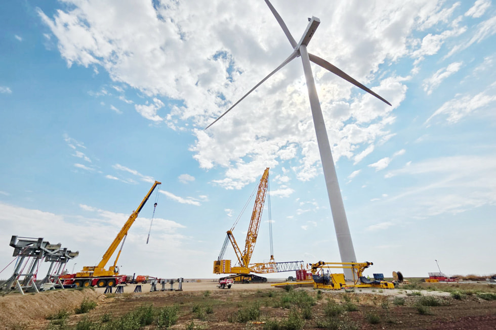 Luftaufnahme einer von Apple finanzierten Anlage für erneuerbare Energien in Rumänien.