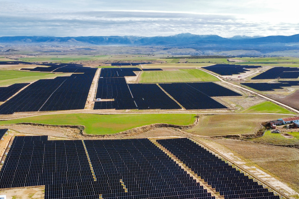 Luftaufnahme einer von Apple finanzierten Anlage für erneuerbare Energien in Spanien.