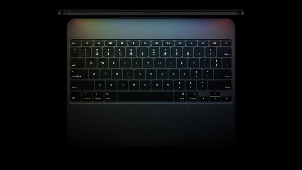 صورة مقربة للوحة مفاتيح ماجيك مع جهاز iPad Pro الجديد.