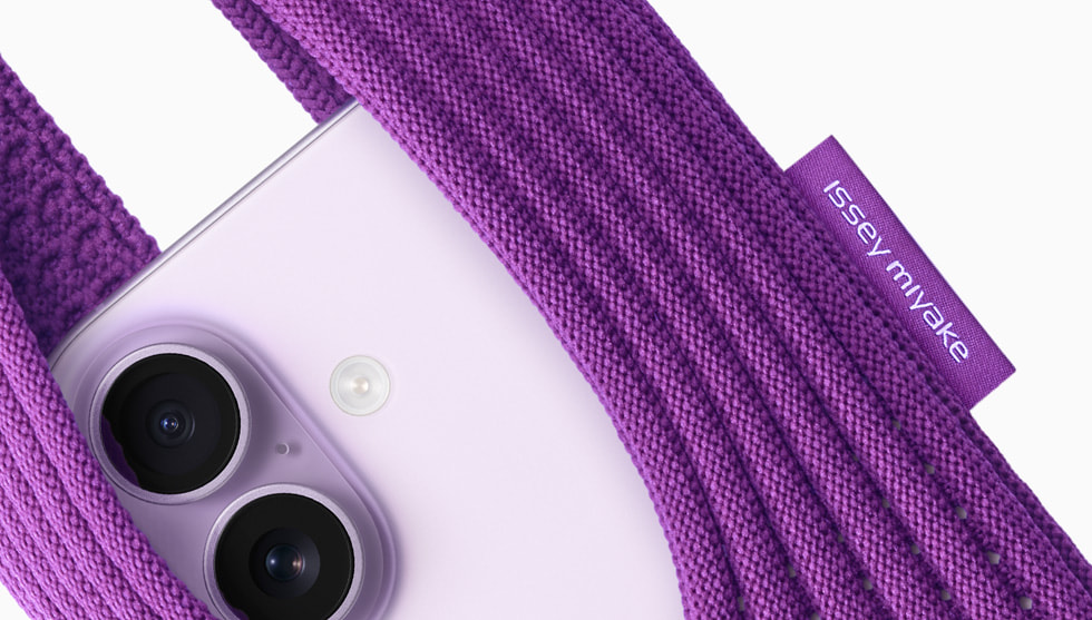 iPhone Pocket ve fialové barvě s iPhonem 17 v levandulové