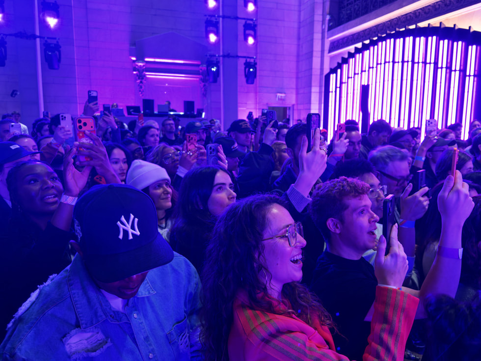 A shot of the crowd cheering and recording Alicia Keys’ performance.